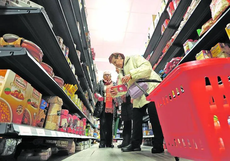Los supermercados se adentran en una guerra de ofertas ante una cesta de la compra disparada
